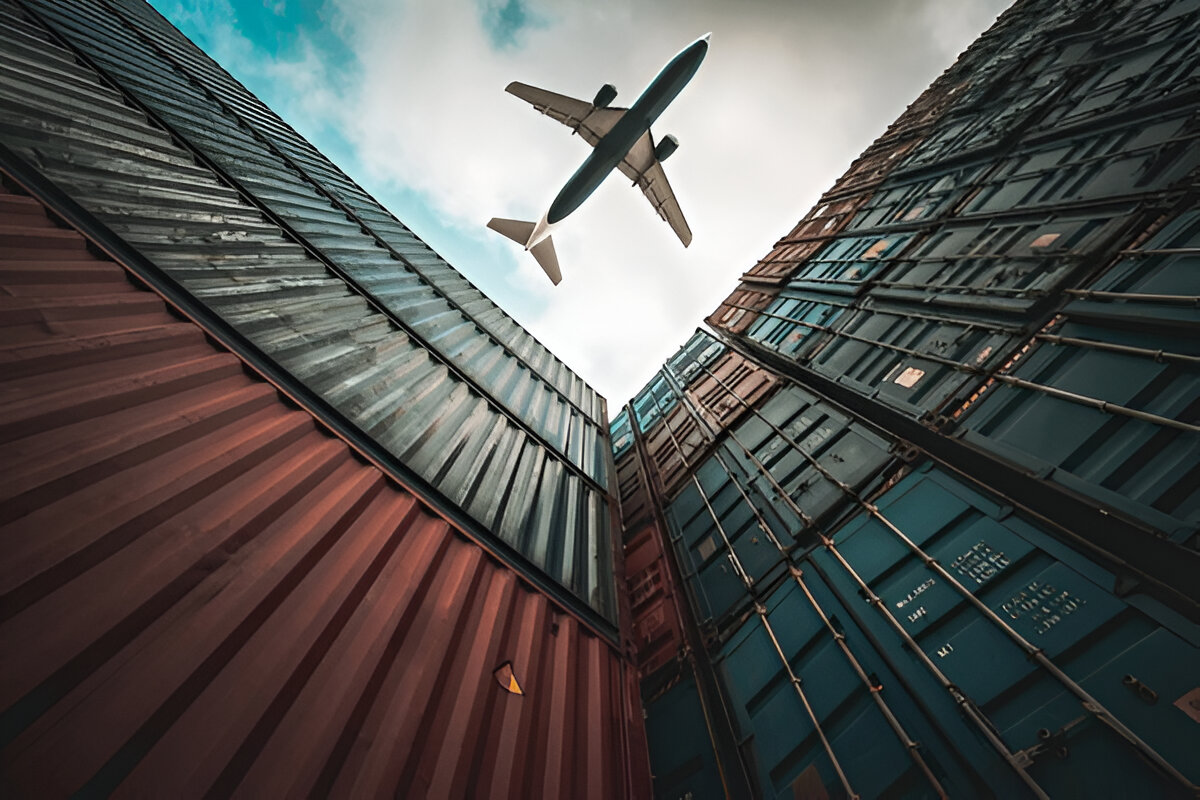Avion cargo survolant des conteneurs empilés — fret aérien et maritime